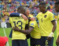 El abrazo de Gustavo Alfaro con los jugadores de la selección de Ecuador.