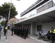 Un contingente policial en las afueras del CNE.