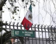 Imagen de archivo de la bandera mexicana en la embajada en Quito.
