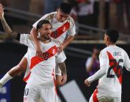 Jugadores de Perú celebrando su primer triunfo.