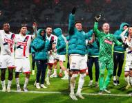 Willian Pacho celebró junto al resto de jugadores del PSG el pase a la siguiente fase de la Copa de Francia.