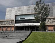 La fachada del edificio del Parlamento en Quito.