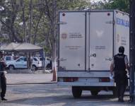 Foto referencial. Imagen de un carro de Medicina Legal en los exteriores de la Penitenciaría del Litoral.