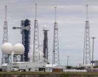 El lanzamiento espacial Delta 45 GSAT-20 sobre un SpaceX Falcon 9 está acoplado en el complejo de lanzamiento espacial 40 en Florida.