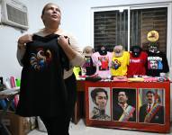 El líder de la unidad política Bolívar-Chávez, Oslainer Hernández, trabaja imprimiendo camisetas con imágenes en apoyo del gobierno venezolano en Maracaibo, estado de Zulia, Venezuela, el 25 de julio de 2024. - Venezuela celebrará elecciones presidenciales el 28 de julio de 2024.
