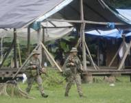 Integrantes del Servicio Nacional de Fronteras panameño resguardan un campamento en medio de un operativo este sábado en plena selva del Darién, frontera natural entre Colombia y Panamá.