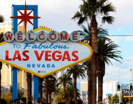 Cartel que da la bienvenida a los visitantes de la ciudad de Las Vegas