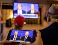 Seguidores del expresidente Donald Trump observan el debate presidencial en Miami
