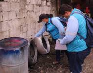 Funcionarios revisan que no se acumule agua en llantas u otros recipientes donde se puedan reproducir mosquitos.