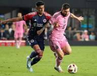 Xavier Arreaga disputa el balón con Lionel Messi por la MLS