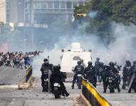 Fotografía de archivo de integrantes de la Policía Nacional Bolivariana (PNB) y la Guardia Nacional Bolivariana (GNB) mientras se enfrentan a manifestantes opositores durante una protesta contra de los resultados de las elecciones presidenciales del pasado 28 de julio, en Caracas (Venezuela).