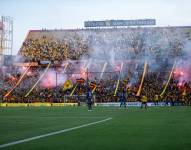 Hinchas del Barcelona SC encienden bengalas durante el Clásico del Astillero