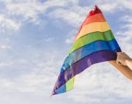 Persona sosteniendo una bandera LGBTI+