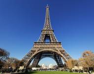 Torre Eiffel en un día soleado