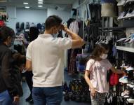 Compras de una familia en un centro comercial de Quito.