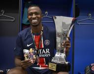 Willian Pacho ganó su primer trofeo con el PSG.