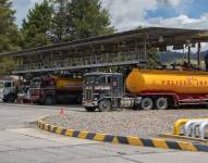 Imagen del Terminal de Productos Limpios Cuenca de Petroecuador con dos camiones repartidores de combustible.