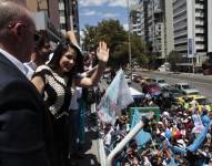 Luis González saluda a sus simpatizantes, que se concentraron este 19 de agosto en la avenida 6 de Diciembre.