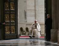 El papa Francisco abre la Puerta Santa de la basílica de San Pedro y da inicio al Jubileo.