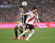 El volante del Atlético Mineiro, Alan Franco, disputa el balón Maximiliano Meza, volante de River Plate por la semifinal de la Copa Libertadores