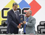 Nicolás Maduro recibe las credenciales como nuevo presidente de Venezuela.