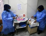 Imagen de archivo de personal de un hospital trabajando en una sala de aislamiento para pacientes con Mpox.