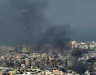 Un avión vuela sobre Beirut tras los bombardeos israelíes al barrio de Dahye. EFE/EPA/WAEL HAMZEH