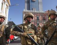 Militares permanecen frente a la sede del Gobierno de Bolivia, este miércoles en La Paz (Bolivia).