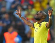 El delantero de la selección de Ecuador, Enner Valencia, celebra su gol contra Perú por Eliminatorias