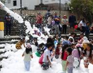 Niños, jóvenes y adultos, festejan el feriado de carnaval, en la Plaza de San Blas, Centro Histórico de Quito.