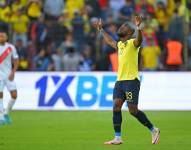 El delantero de la selección de Ecuador, Enner Valencia, celebra su gol contra Perú por Eliminatorias