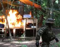 Un integrante de la fuerza antidrogas participa durante un operativo de destrucción de un megalaboratorio de cristalización de cocaina, este 23 de diciembre de 2024 en Palermos (Bolivia).