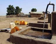 Imagen de archivo de agua potable en una aldea africana de Gambia.