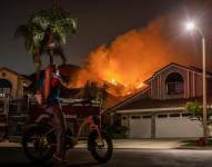 La joven Noel Anderson toma fotografías con su teléfono móvil durante un incendio en Rancho Santa Margarita, en el Condado de Orange, en California.