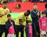 Piero Hincapié (i) es el capitán de la selección de Ecuador ante Uruguay por las Eliminatorias.