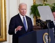 El presidente Joe Biden entrega la Medalla Presidencial de la Libertad durante la ceremonia oficial en la Casa Blanca.