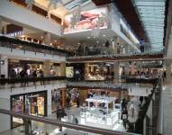 Imagen de archivo de compras navideñas en un centro comercial de Quito.