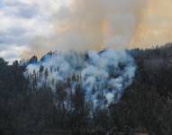 Fotografía de archivo de un incendio forestal en Quito (Ecuador).