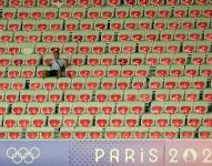 Un aficionado presencia un partido entre las selecciones femeninas de Estados Unidos y Zambia en los Juegos Olímpicos de París 2024