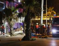 Bomberos rescatando a personas heridas al desplomarse un edificio en la Playa de Palma