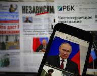 El app del diario del gobierno ruso, con la imagen del presidente Vladimir Putin, en un iPhone en Moscú el 22 de febrero del 2022. (Foto AP/Alexander Zemlianichenko Jr)