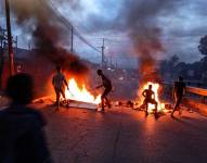 Manifestantes se reúnen junto a una barricada en llamas en Maputo el 23 de diciembre de 2024 se teme que estalle más violencia en la nación del sur de África después de que la oposición amenazara con convocar un levantamiento tras la decisión.