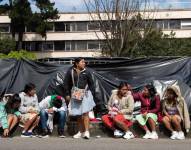 Los indígenas embera esperan junto a una tienda de campaña improvisada durante una protesta en Bogotá