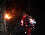 Un voluntario trabaja para apagar un incendio forestal, este sábado 31 de agosto de 2024, en San Javier (Bolivia).