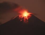 Fotografía de archivo de la vista de la actividad eruptiva del volcán Sangay, desde la parroquia San Isidro, en la ciudad de Macas.