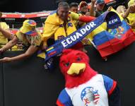 Hinchas ecuatorianos respaldando a la Tri