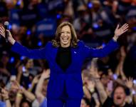 La vicepresidenta de EE.UU., Kamala Harris, participa en un mitin de campaña en el Fiserv Arena en Milwaukee, Wisconsin, EE.UU