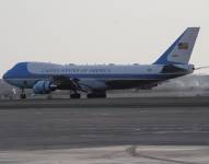 Fotografía del avión presidencial Air Force One en el que llega el presidente de EE.UU., Joe Biden, este jueves en la Base Aérea del Callao en Lima.