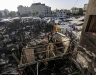 Palestinos inspeccionan tiendas de campaña improvisadas destruidas en un campamento para desplazados internos en las instalaciones del hospital de Al Aqsa.