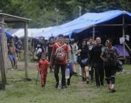 Foto de archivo de migrantes de diferentes nacionalidades que cruzan un campamento en medio de un operativo en plena selva del Darién, frontera natural entre Colombia y Panamá.